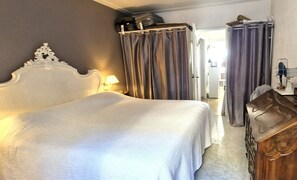 Room - Vrbo Property (Bandol)
