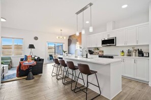 Fridge, microwave, oven, stovetop - Near Banff | 3BR | Garage | AC | PS4 | BBQ | EV (Cochrane)