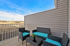 Terrace/patio - Near Banff | 3BR | Garage | AC | PS4 | BBQ | EV (Cochrane)