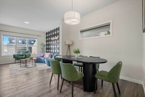 Dining - Luxury 4BR | AC | Near YYC | PS4 | Game Room l (Calgary)