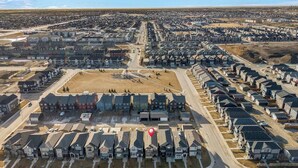 Vista aérea de una zona residencial con casas, calles y un espacio abierto central.