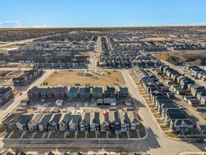 Exterior - Luxury 4BR | AC | Near YYC | PS4 | Game Room l (Calgary)