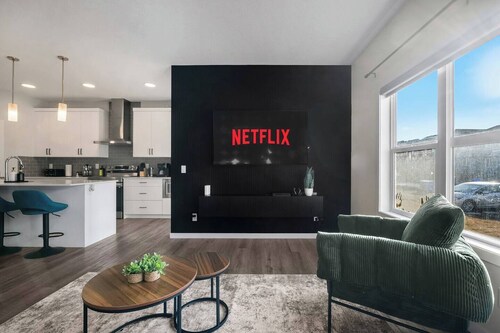 Luxury 4BR | AC | Near YYC | PS4 | Game Room l
