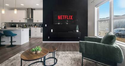Luxury 4BR | AC | Near YYC | PS4 | Game Room l