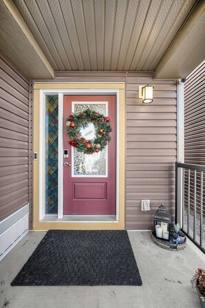 Exterior detail - Luxury 4BR | AC | Near YYC | PS4 | Game Room l (Calgary)