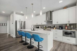 Private kitchen - Luxury 4BR | AC | Near YYC | PS4 | Game Room l (Calgary)