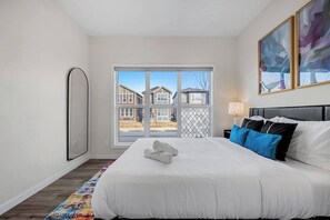 4 bedrooms, iron/ironing board, travel cot, free WiFi - Luxury 4BR | AC | Near YYC | PS4 | Game Room l (Calgary)