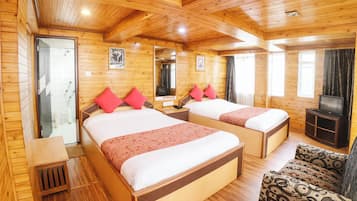 Deluxe Quadruple Room | Hypo-allergenic bedding, desk, soundproofing, free WiFi