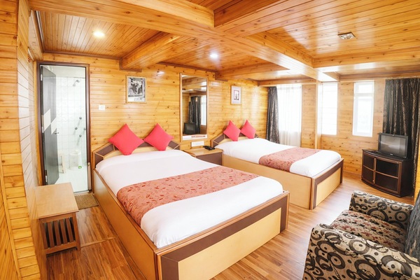Deluxe Quadruple Room | Hypo-allergenic bedding, desk, soundproofing, free WiFi