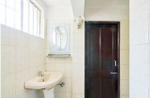Bathroom - Hotel Broadway Mall Road Darjeeling (Darjeeling)