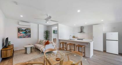 Golden Beach retreat - 5BR family home with guest suite