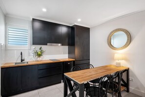 Fridge, microwave, oven, stovetop - Mooloolaba Canal Retreat with Pool, Sleeps 12 (Mooloolaba)