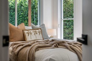 5 bedrooms, iron/ironing board, travel cot, WiFi - Mooloolaba Canal Retreat with Pool, Sleeps 12 (Mooloolaba)