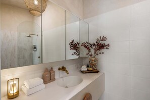 Shower, hair dryer, shampoo - Luxury Top Floor Apartment with Ocean Views (Coolum Beach)