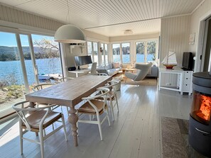 TV, fireplace, books, computer monitors - Waterfront Retreat - Frontline Oslofjord | Small boat included | Fireplace (Akershus)