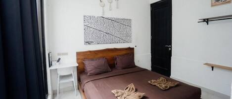 Une chambre à coucher avec un lit, un bureau et une porte.