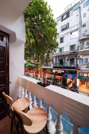 Estudio clásico, balcón, vistas a la ciudad | Jardines del alojamiento