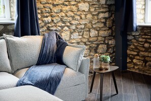 Smart TV, fireplace, books - The Chapel | Sands Farm (Wilton)