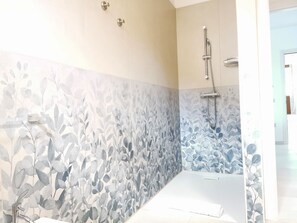 Douche, bidet, serviettes fournies, savon
