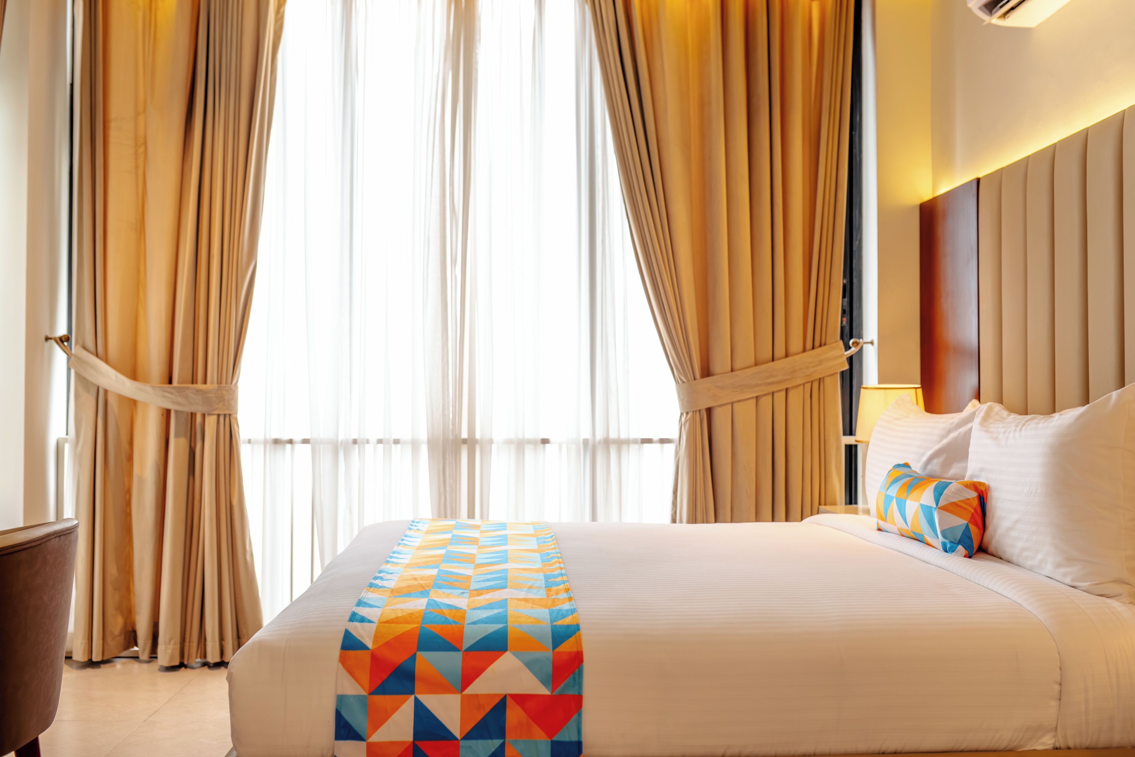Suite presidencial, balcón, vista a la ciudad | Espacio para trabajar con laptop y tabla de planchar con plancha 