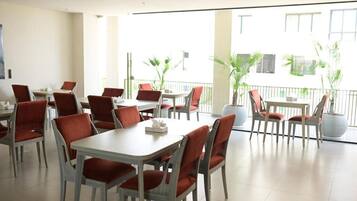 Bao gồm bữa sáng buffet hàng ngày