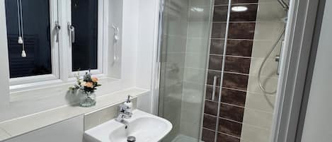 Douche, serviettes fournies, papier de toilette