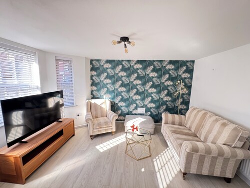 Contemporary Two Bedroom Two Bathroom Apartment with Parking, Bedford