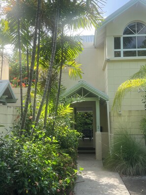 Property grounds - Comfortable, Well Located Holiday Home on Freight's Bay, walkable to Miami Beach (Christchurch)