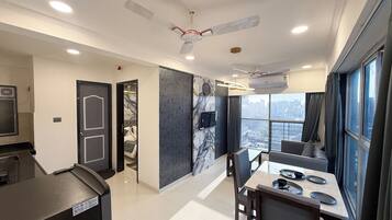 Junior Suite, City View | Dining