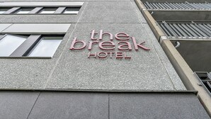 A building with a sign that reads 'the break hotel.' - The Break Hotel (Herning)
