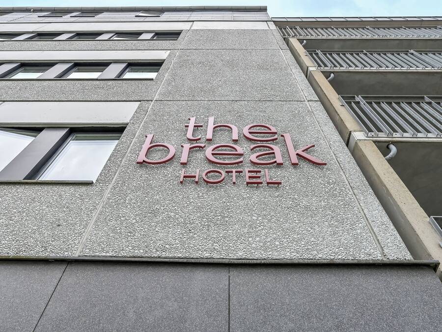 Un edificio con un cartel que dice 'the break hotel'.