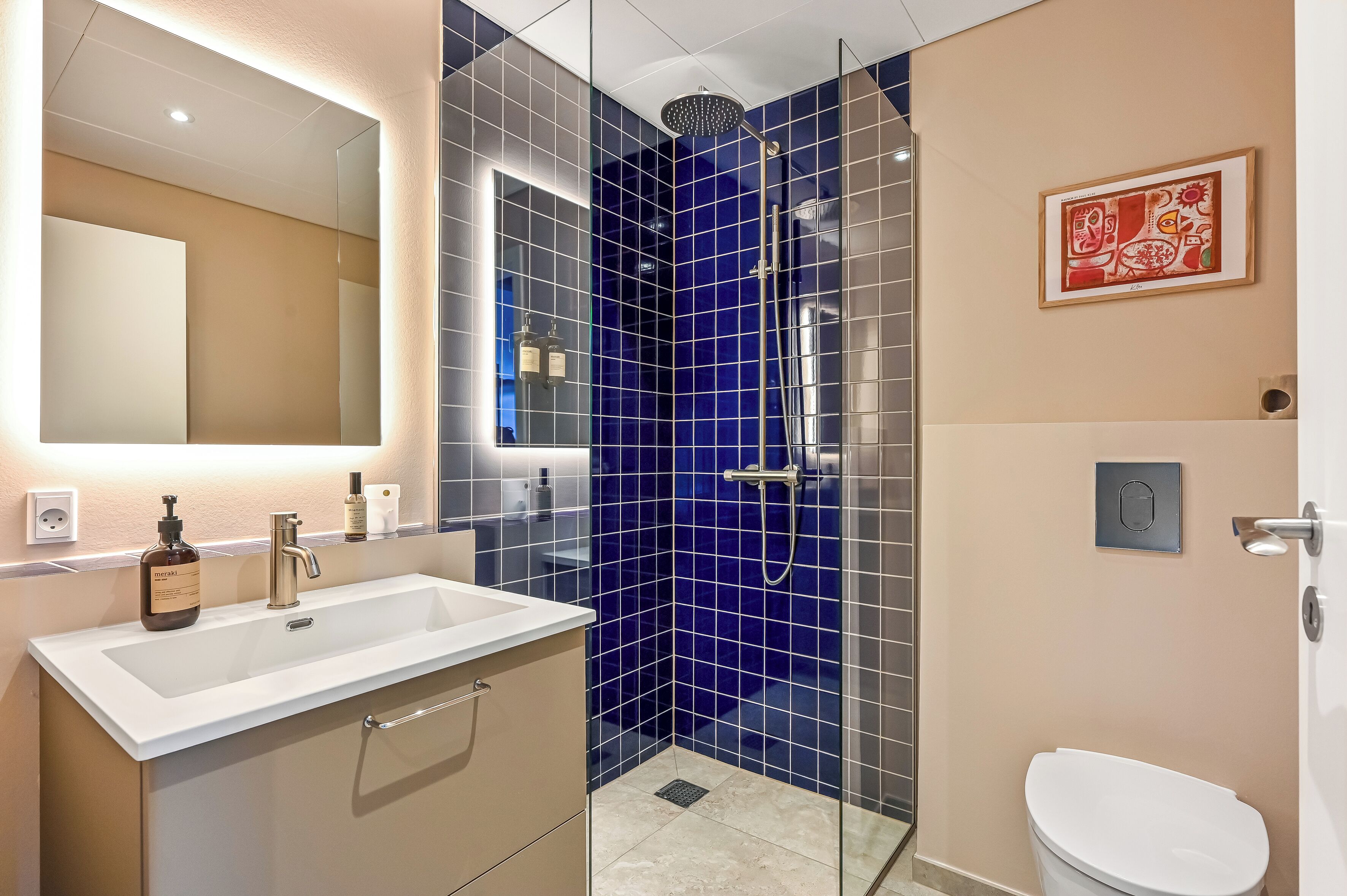Deluxe Double Room | Bathroom | Shower, hair dryer, towels, soap