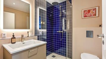 Deluxe Double Room | Bathroom | Shower, hair dryer, towels, soap