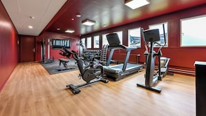 A gym with treadmills, elliptical machines, and weight machines. - The Break Hotel (Herning)