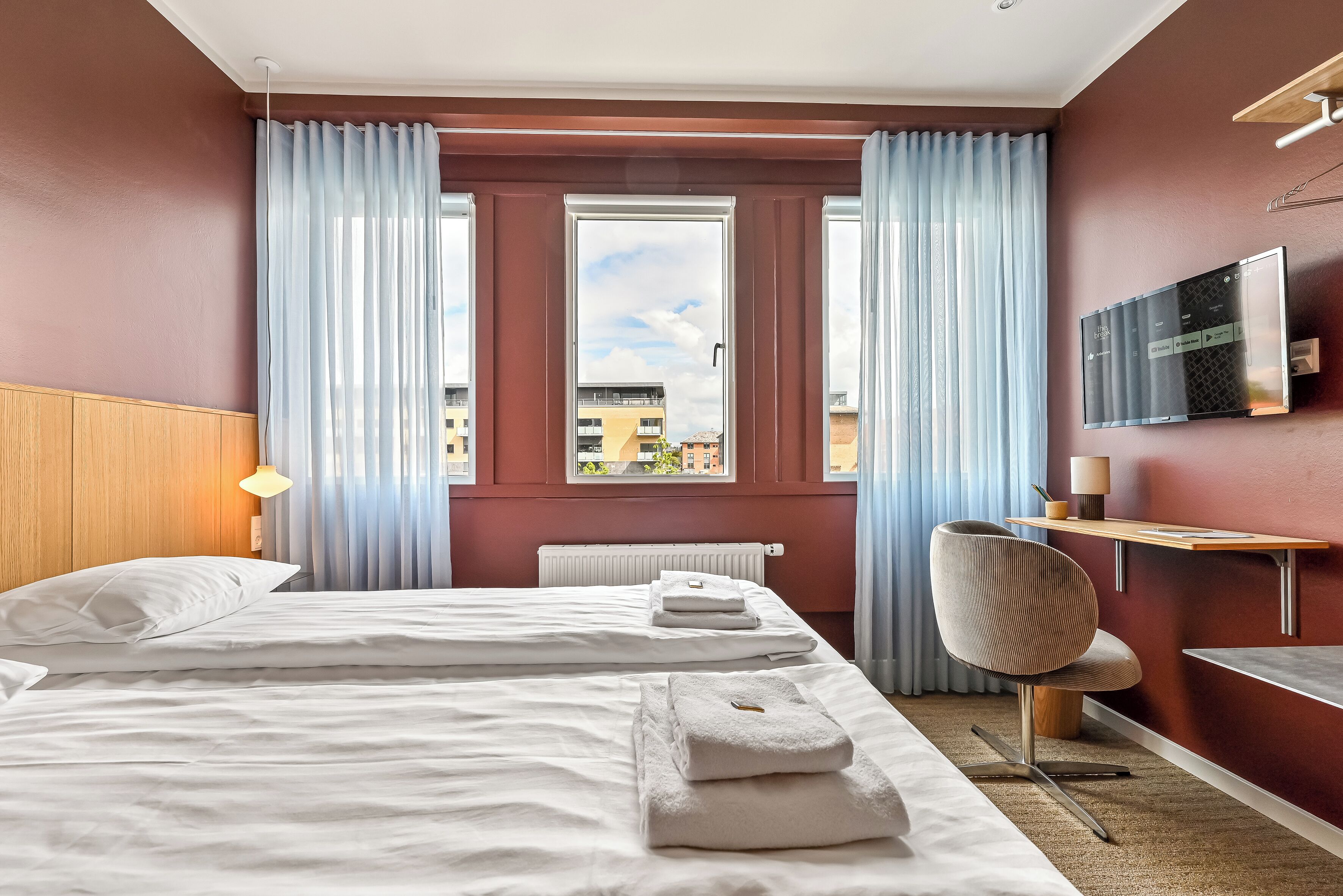 Deluxe Studio | Desk, laptop workspace, free WiFi, bed sheets