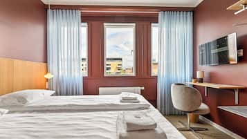 Deluxe Studio | Desk, laptop workspace, free WiFi, bed sheets