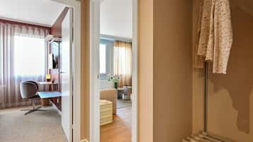Deluxe Studio | Desk, laptop workspace, free WiFi, bed sheets