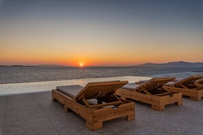 Property grounds - 3-bedroom Infinity Blue villa in fantastic Sunset Views close to Mykonos Town (Mykonos)