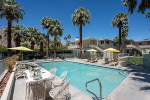 A pool area with lounge chairs, umbrellas, and a clear blue sky. - Pied-à-terre by Albert Frey (Palm Springs)