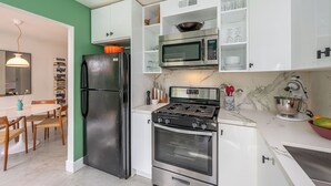 Wasserkocher mit Kaffee-/Teezubehör, Kühlschrank, Mikrowelle, Ofen