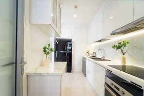 City Apartment, 2 Bedrooms | Private kitchen - StayPay Apartment in VinhomesCentralPark (Tp.HCM)