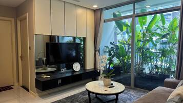 Comfort Apartment, Balcony, City View | Living area