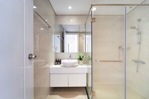 City Apartment, 2 Bedrooms | Bathroom | Slippers, towels - StayPay Apartment in VinhomesCentralPark (Tp.HCM)