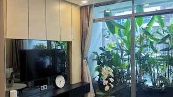 Comfort Apartment, Balcony, City View | Living area