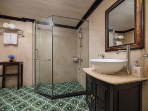 Deluxe driepersoonskamer, meerdere bedden, uitzicht op baai | Badkamer