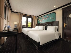 Deluxe driepersoonskamer, meerdere bedden, uitzicht op baai