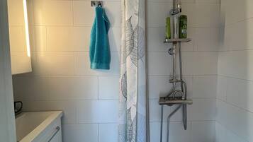 Hårføner, håndklær og toalettpapir