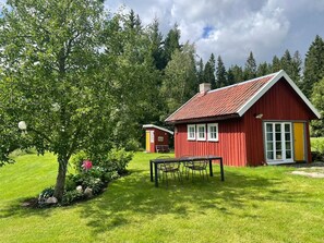 Outdoor dining - Tranquil 1-bedroom loft cabin in rural idyll (Åstorp)