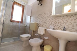 Dusche, Haartrockner, Bidet