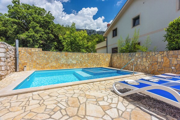Pool - Spacious vacation apartment with pool and whirlpool in idyllic tranquillity (Grižane-Belgrad)
